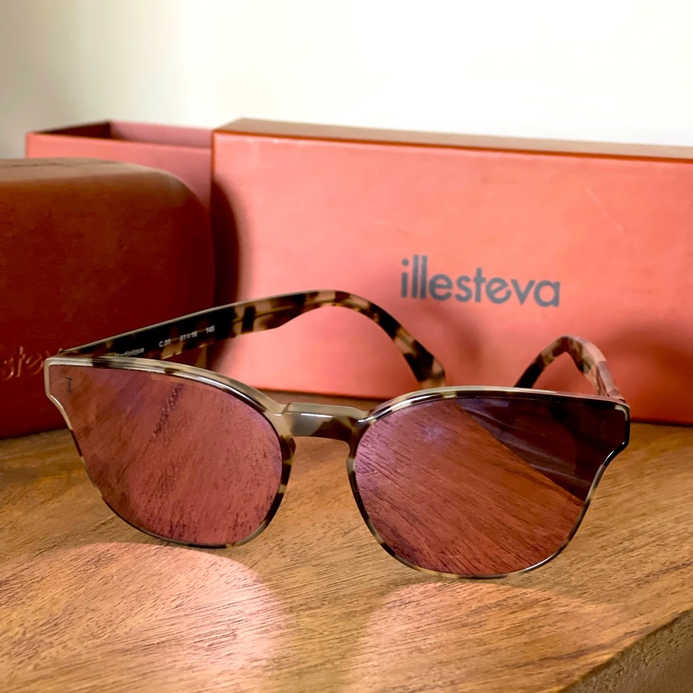 Illesteva mirrored sunglasses in turtle shell and pink